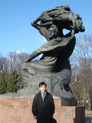 Raúl de la Mora, frente al monumento a  Chopin, Varsovia, Polonia.