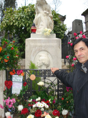 Raúl de la Mora, frente a la tumba de Chopin, París, Francia. 