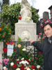 Raúl de la Mora, frente a la tumba de Chopin, París, Francia. 